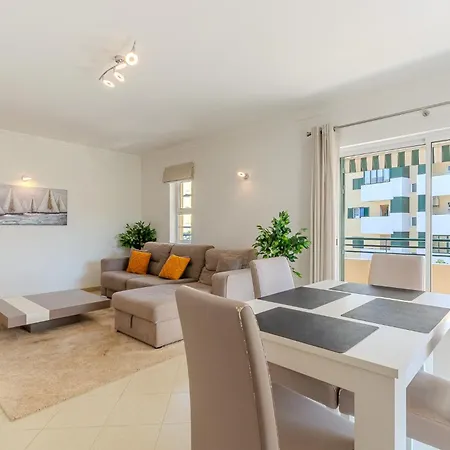Elegant And Spacious Apartman *